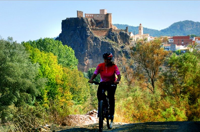 Ruta en bicicleta, del asfalto al Valle de Cofrentes