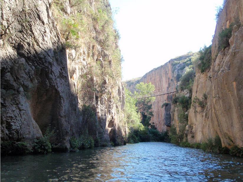 Puentes colgantes, pantanos y el Charco Azul te esperan en Chulilla