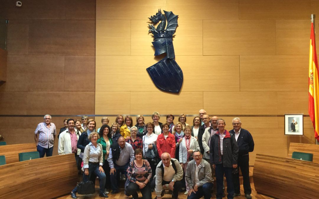 Pilar Moncho acompaña a vecinos de Sueca en su visita a los palacios de la Diputación