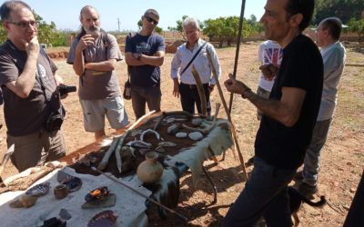 Arsuaga clausura el 30 aniversario de excavaciones en la Cova del Bolomor con una visita científica al yacimiento