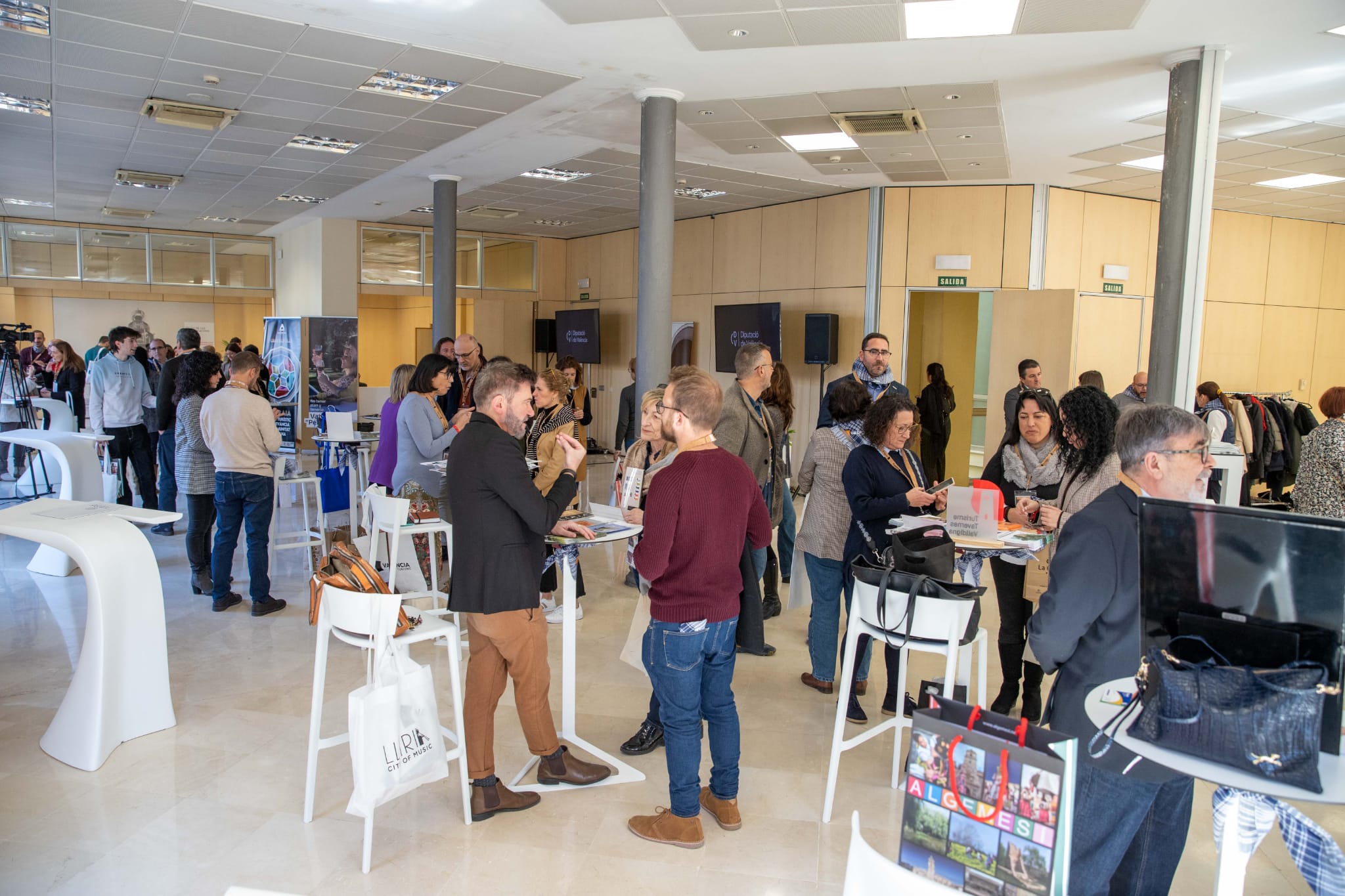 València Turisme reúne a 77 agencias de viajes y 22 destinos de la provincia en sus workshops de Fallas