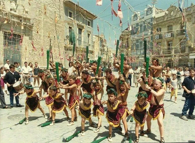 La danza dels Porrots y la Carxofa en las fiestas del Sant Crist de Silla