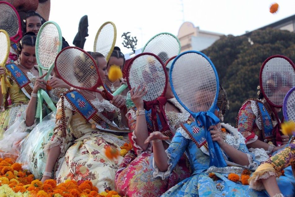 Valencia vive la tradicional "batalla de las flores"