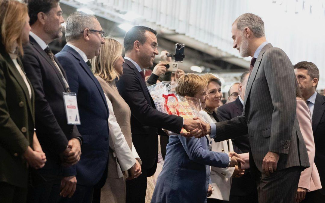 Mompó entrega a los Reyes una Senyera en representación del pueblo valenciano agradecido por su cercanía tras la dana